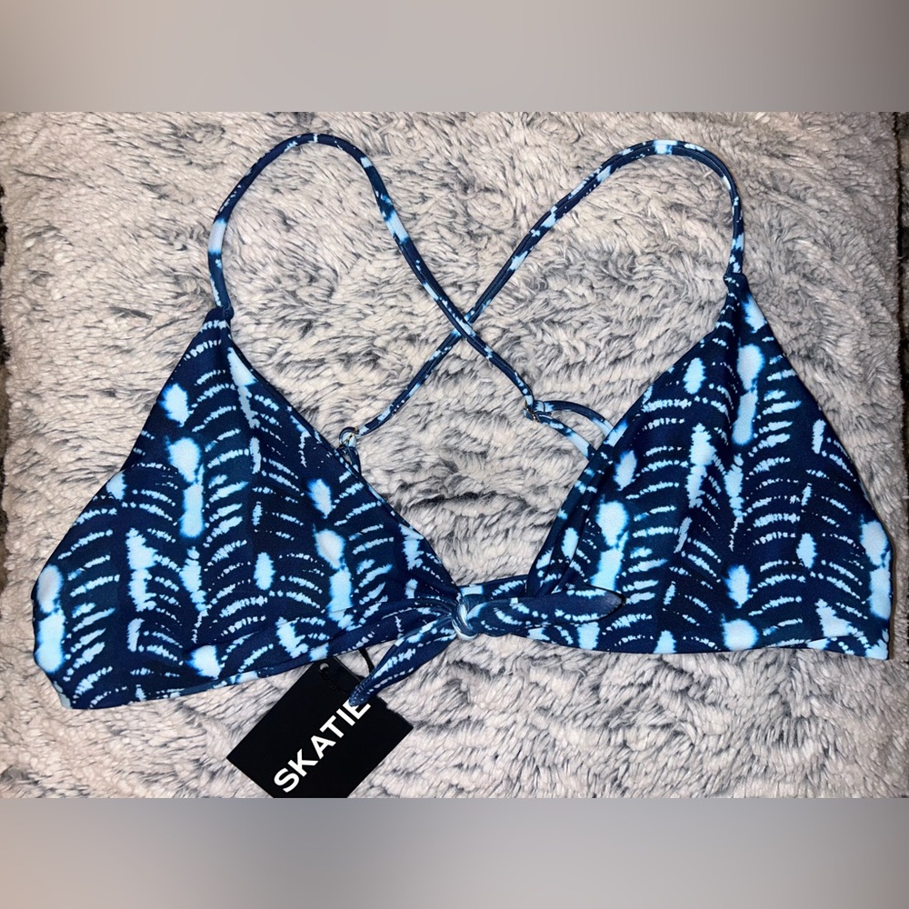 Skatie Halley bikini top in Azul.